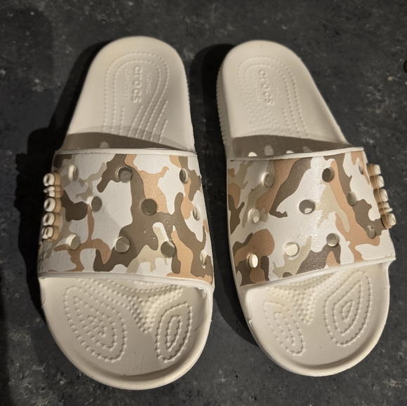 Crocs White and Tan Camo slides - Picture 3 of 6